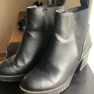 Divided black short boots with heel size 38
